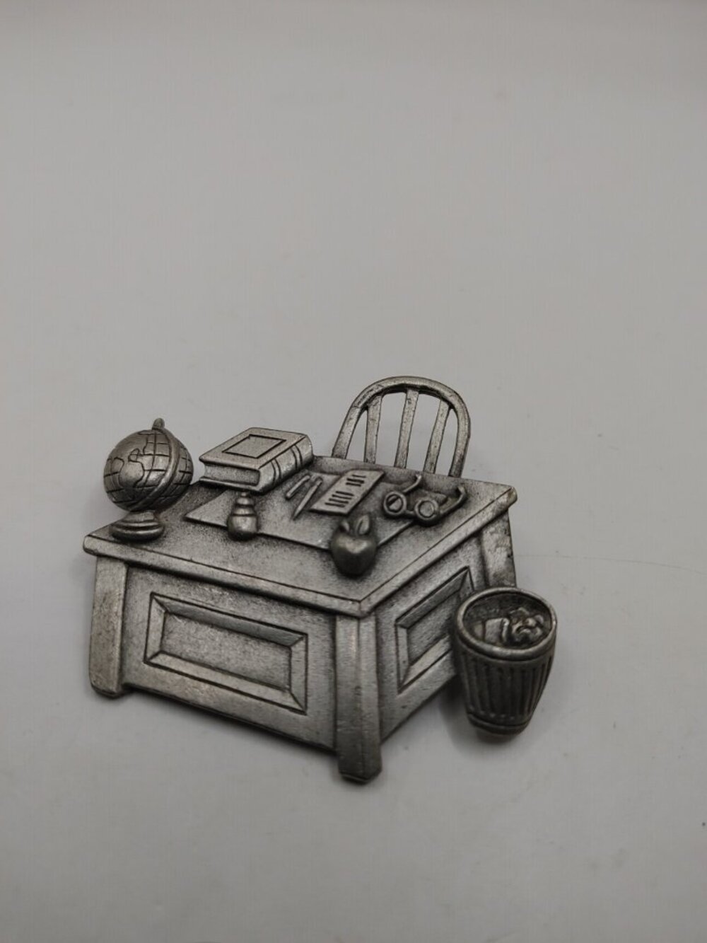 VTG BROOCH/PIN  SIGNED JJ. / Classroom Teacher's desk Pewter